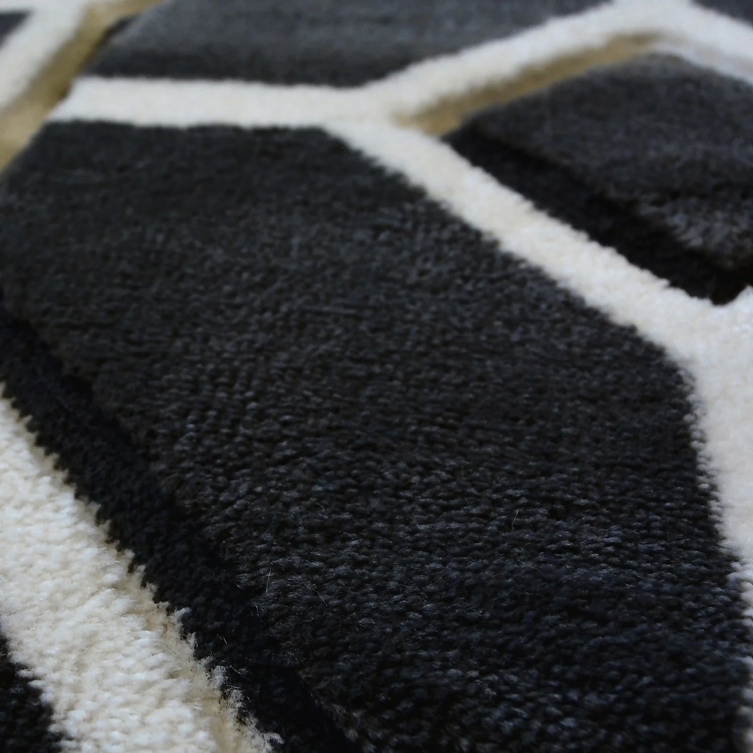 Daytona Gorton Rug - Black - 120x170cm 3 Daytona Gorton Rug - Black - 120x170cm - Image 3